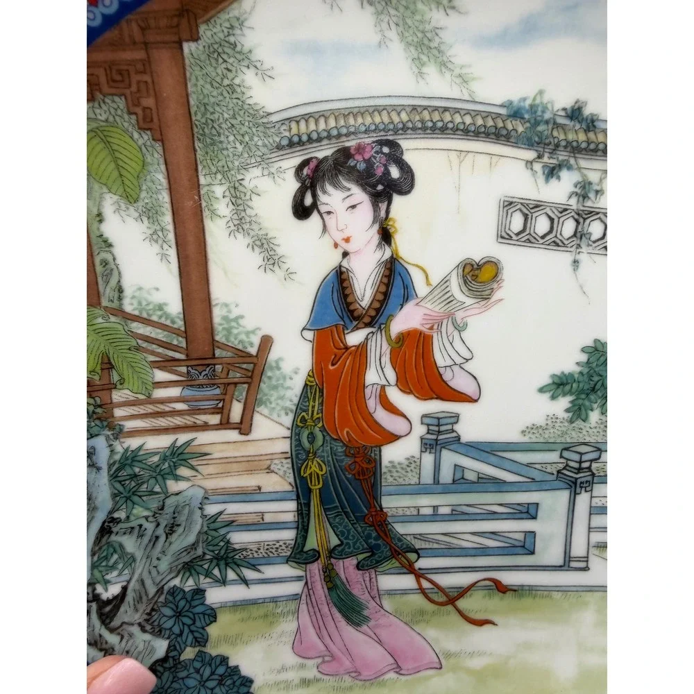 1989 Imperial Jingdezhen Porcelain Yuan-chun Beauties of the Red Mansion Plate‎